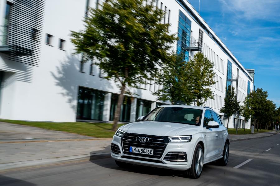  Audi Q5 55 TFSI e Quattro S-Line 2019 года  (WW) (фото 32 из 43)